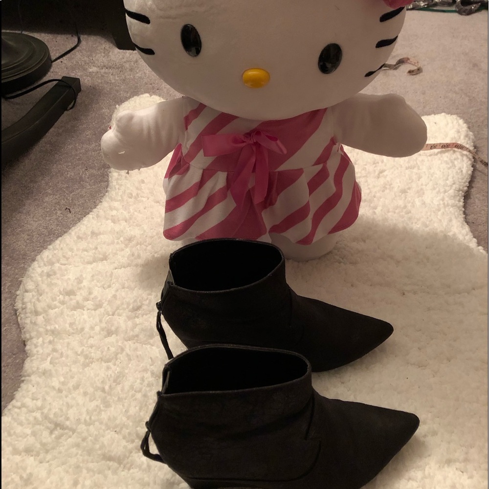 Booties 👢 - Picture 2 of 7
